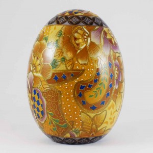 Vintage Satsuma Egg, Satsuma Pottery Egg Of 6 Inch Size With Hand Painted Floral Design In Gold, Pink And Blue As Prominent Color CHE6-02